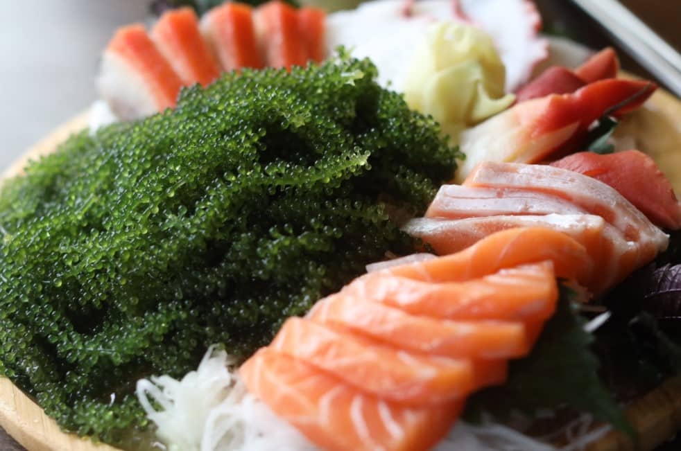 Rong nho ăn kèm các loại sashimi hoặc sushi