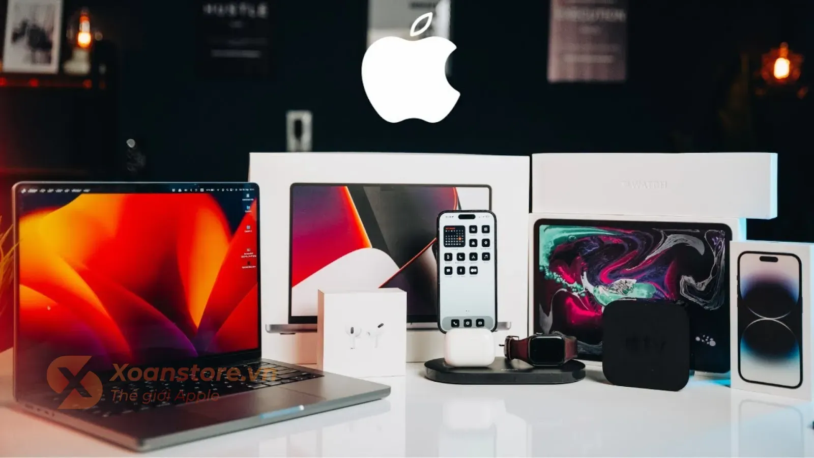 Minh họa người dùng đang cân nhắc các lựa chọn mua hàng, đại diện cho việc quyết định có nên mua hàng trả bảo hành hay không